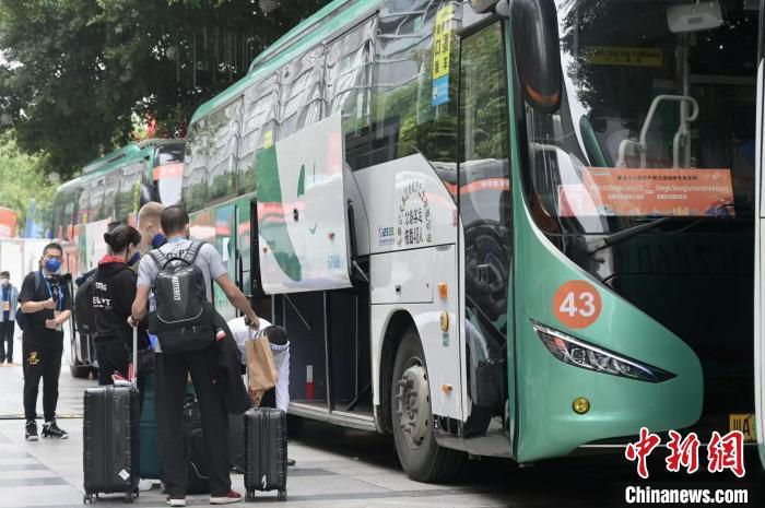 在预告中，杰西;艾森伯格所扮演的瘦弱男孩，希望通过练习空手道来改善自己的体质和境遇